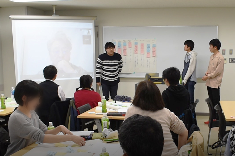 向井田くんがチームの代表として発表した、ワークショップ『大学を広めよう！』の１コマ。